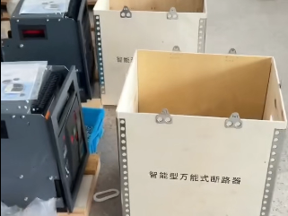 Chaque ACB est emballé dans un cadre en bois avant de quitter notre usine